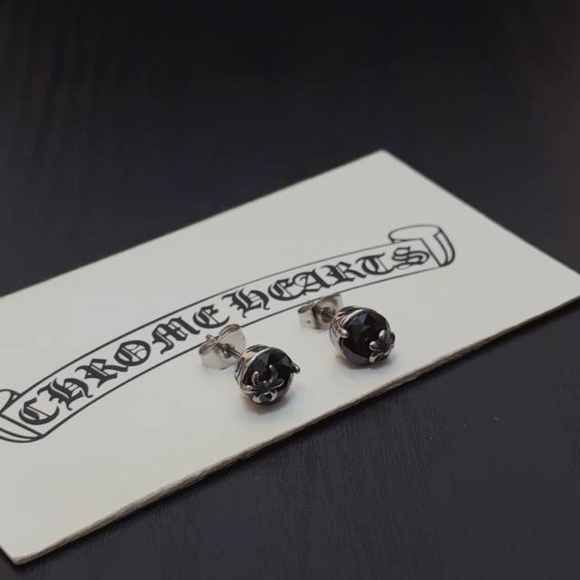 专柜品质 Chrome Hearts克罗心耳钉 凹凸造型不同的花纹设计风格 呈现出与众不同 十字架 童军花是克罗心的志 所以更经久不衰 正品打版Chrome H