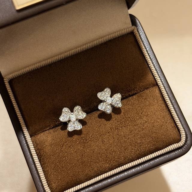A2416 Vca Frivole series small clover full-diamond stud earrings feature a mirro A2416 Vca Frivole series small clover full-diamond stud earrings feature a mirro