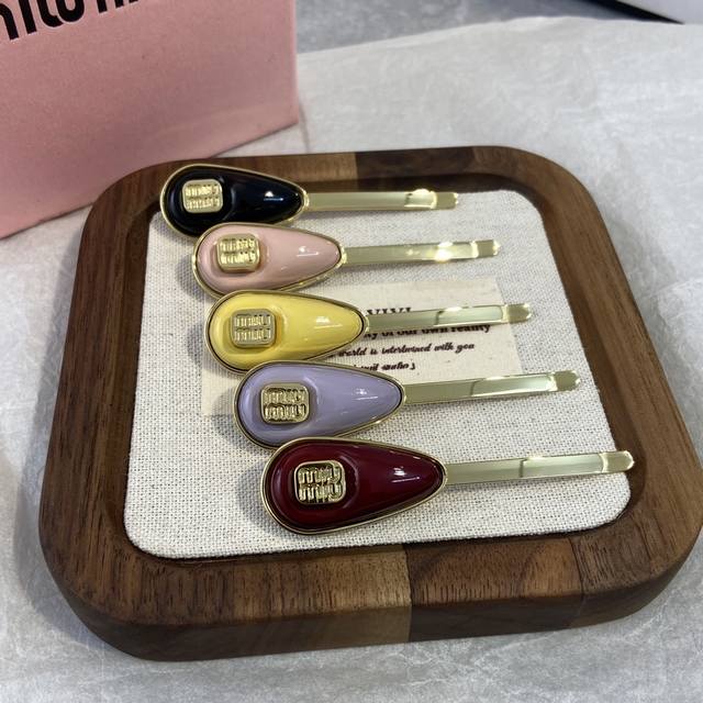 Mf0508 Pre-order Miu Miu Triangle Hair Clip The latest 2025 design, this hair cl Mf0508 Pre-order Miu Miu Triangle Hair Clip The latest 2025 design, this hair cl