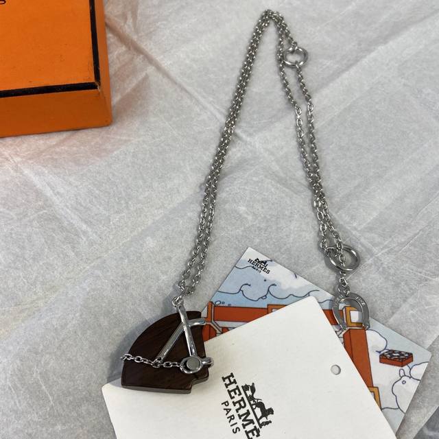 Ax0349 Herm S Horse Head Necklace A classic design, truly bringing back our yout Ax0349 Herm S Horse Head Necklace A classic design, truly bringing back our yout