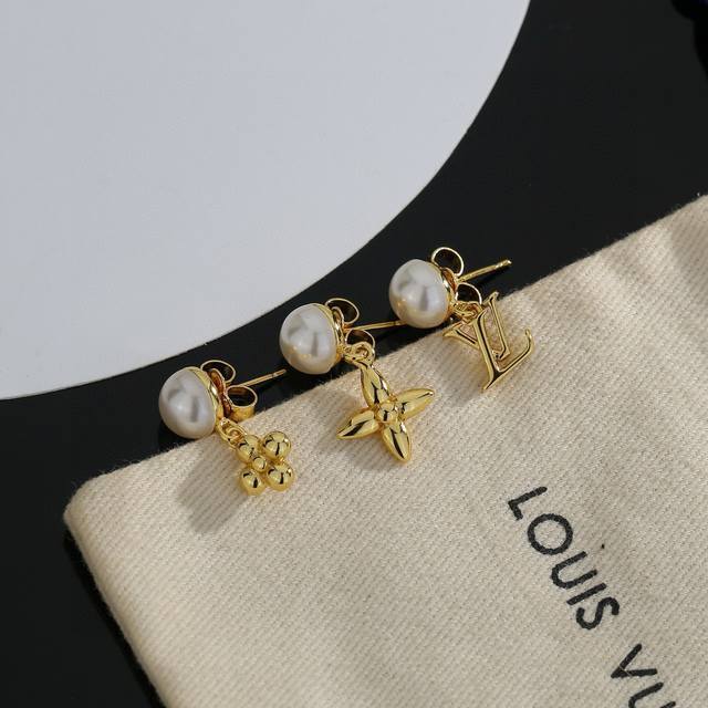 Lv Three-Piece Earrings Louis Vuitton: Brings a stylish and fun look. The bright Lv Three-Piece Earrings Louis Vuitton: Brings a stylish and fun look. The bright