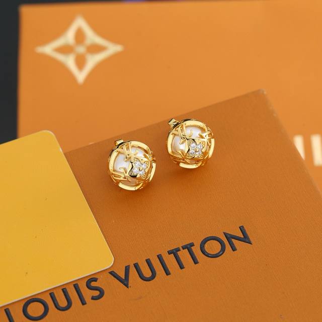 LV pearl stud earrings from Louis Vuitton bring a fashionable and interesting vi LV pearl stud earrings from Louis Vuitton bring a fashionable and interesting vi