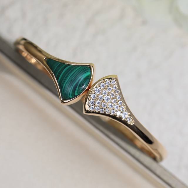 Bulgari Black and White Diamond Fan-Shaped Bangle ~ Open Design New Bvlgar Blac Bulgari Black and White Diamond Fan-Shaped Bangle ~ Open Design New Bvlgar Blac