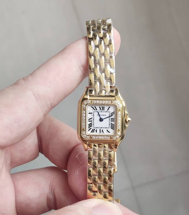 卡地亚猎豹金色小号女表，真真是华丽而不羁，线条流畅，魅惑动人，柔软服帖于腕间，宛若在肌肤上翩翩起舞，独特的造型彰显优雅、自信动人的女性形象，表壳一体成型，使用瑞