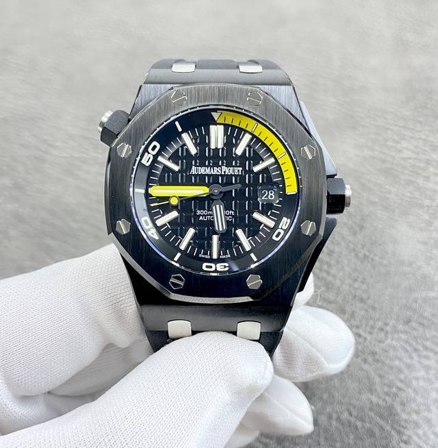 爱彼15706系列，42Mm，搭载日本9015机芯！蓝宝石玻璃镜面，陶瓷圈，橡胶表带，亲民版，出货实拍