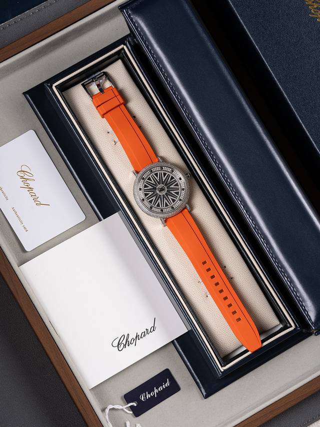 时来运转满钻百搭腕表 自带幸运寓意的时来运转系列，以珠宝微镶满钻工艺点亮腕间光彩，每一颗钻石都闪耀精致质感。44Mm黄金直径搭配12Mm纤薄厚度，男女同款不挑腕