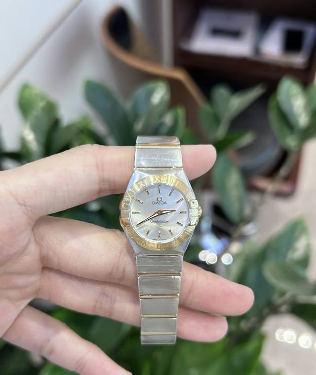 欧米茄星座 优雅时计，魅力难挡 宝子们，今天要给大家分享一款超美的欧米茄星座手表 银盘18K黄金间金款。 这款表的表盘是24毫米的银盘设计，银色的盘面宛如月光洒