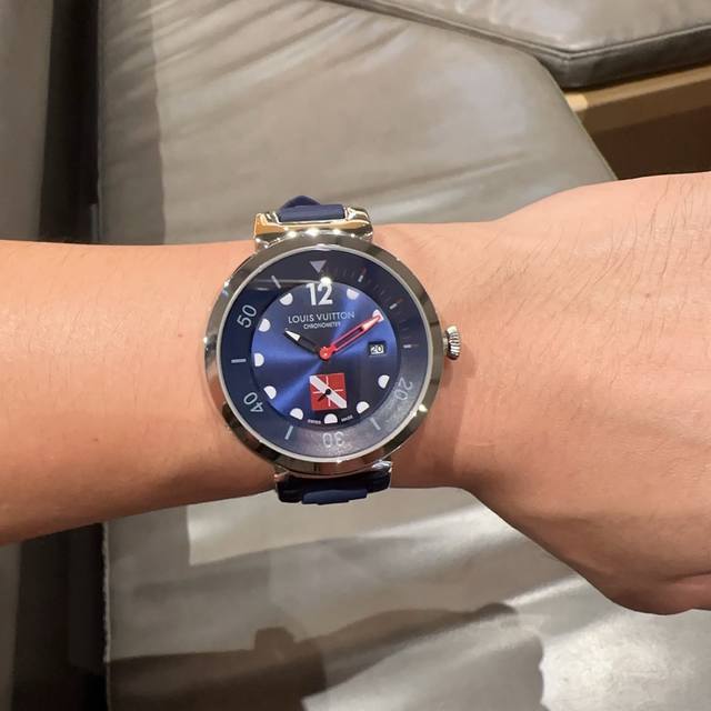 实拍路易威登,奢华大器格调与精湛钟表技术的完美化身,力量及光辉之表现,超凡外形与卓越的工艺,精心考究的42毫米直径表壳,以纯熟工艺打造的及独有的设计腕表。采用终 实拍路易威登,奢华大器格调与精湛钟表技术的完美化身,力量及光辉之表现,超凡外形与卓越的工艺,精心考究的42毫米直径表壳,以纯熟工艺打造的及独有的设计腕表。采用终