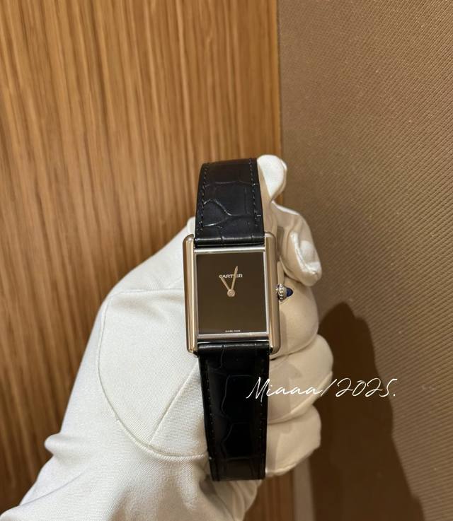 被追问无数次的无字坦克,到底什么来头? 在时光的长河中,总有一些事物,以简约之姿,镌刻永恒印记。卡地亚无字坦克,正是这样的存在。 1917年,路易 卡地亚从坦克 被追问无数次的无字坦克,到底什么来头? 在时光的长河中,总有一些事物,以简约之姿,镌刻永恒印记。卡地亚无字坦克,正是这样的存在。 1917年,路易 卡地亚从坦克