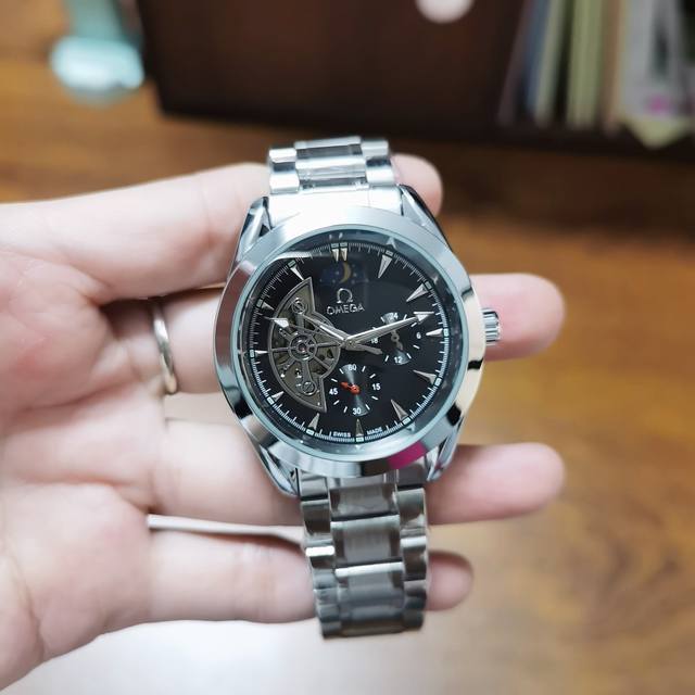 精钢表带+蝴蝶扣 白： ，间金、全黑： 欧米茄一Omega 全自动五针日月星辰机械，12字位白天走时 太阳 晚上走时 月亮 [月亮]蕴含最优质的材料与一丝不苟的