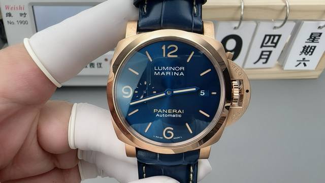 Vs新款沛 pam1114 表盘采用沛纳海倍受追捧的蓝色太阳放射纹处理，表盘颜色随光线变化而变化，搭配蓝钢指针以及米黄色的夜光涂料，多彩的设计更能鲜明的映入在佩
