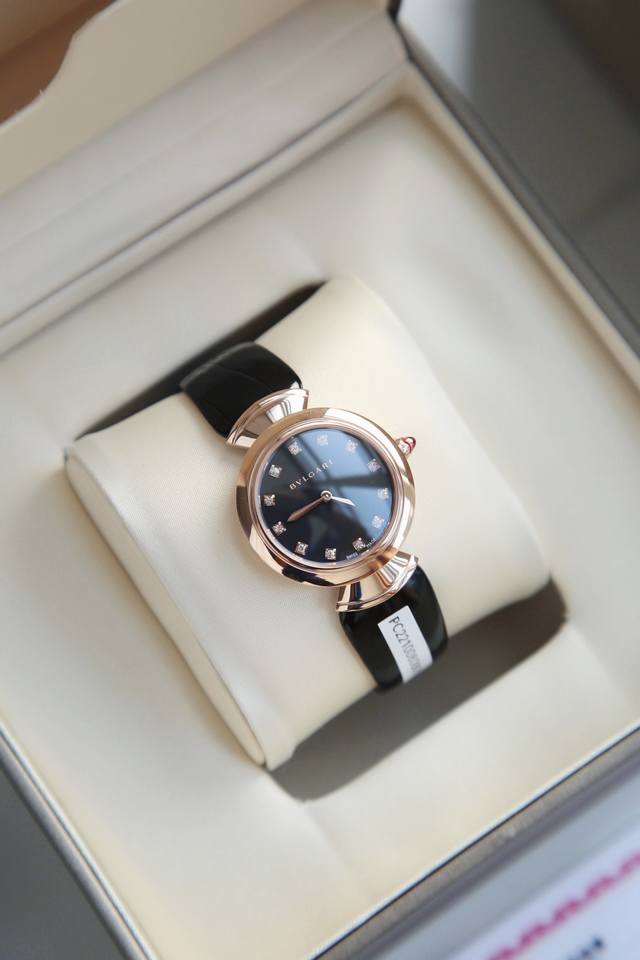 The black dial blends seamlessly with the classic and chic fan-shaped pattern,