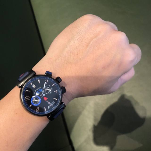 Lv Lv 路易威登特色:Logo下面有一道彩虹,有三个色随着时间改变而改变,增添了美感机芯:进口Vk机心表带:高极天然橡胶精选钢材,顶级设计,帅气男士必备 Lv Lv 路易威登特色:Logo下面有一道彩虹,有三个色随着时间改变而改变,增添了美感机芯:进口Vk机心表带:高极天然橡胶精选钢材,顶级设计,帅气男士必备