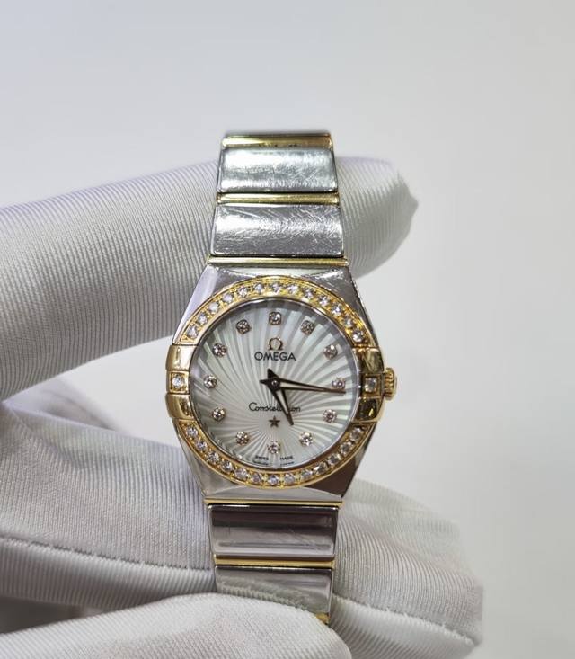 欧米茄星座系列123.25.24.60.55 6 石英腕表 表径24Mm 18K红金间金表带 18K红金表冠 珍珠贝母镶钻表盘 钻刻时标 2013年6月全套 现 欧米茄星座系列123.25.24.60.55 6 石英腕表 表径24Mm 18K红金间金表带 18K红金表冠 珍珠贝母镶钻表盘 钻刻时标 2013年6月全套 现