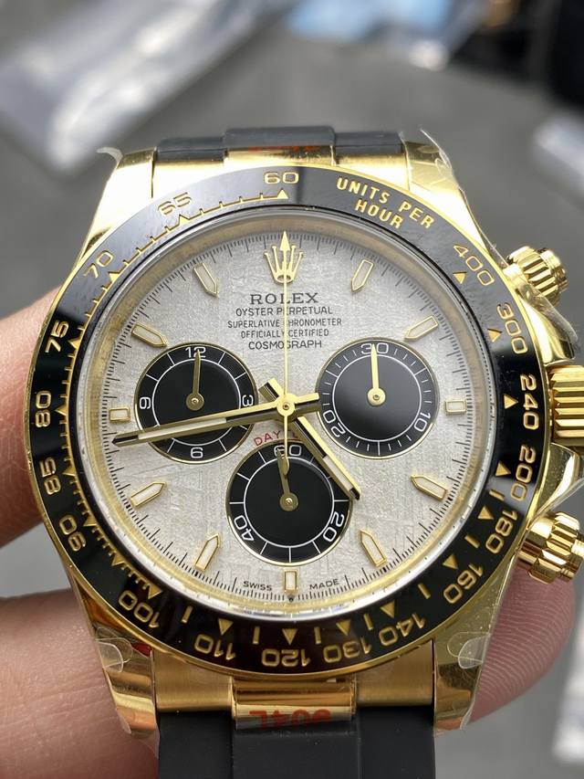 Daytona series, first-position time-setting watch, case molded from the origina