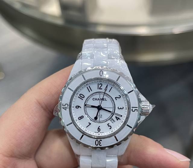 品牌:香奈儿 系列:J12系列 型号:H0968 材质:精钢 镜面:蓝宝石玻璃 表盖:密底 表扣:折叠扣 表径:33Mm 机芯类型:石英机芯 成色:95新 附件