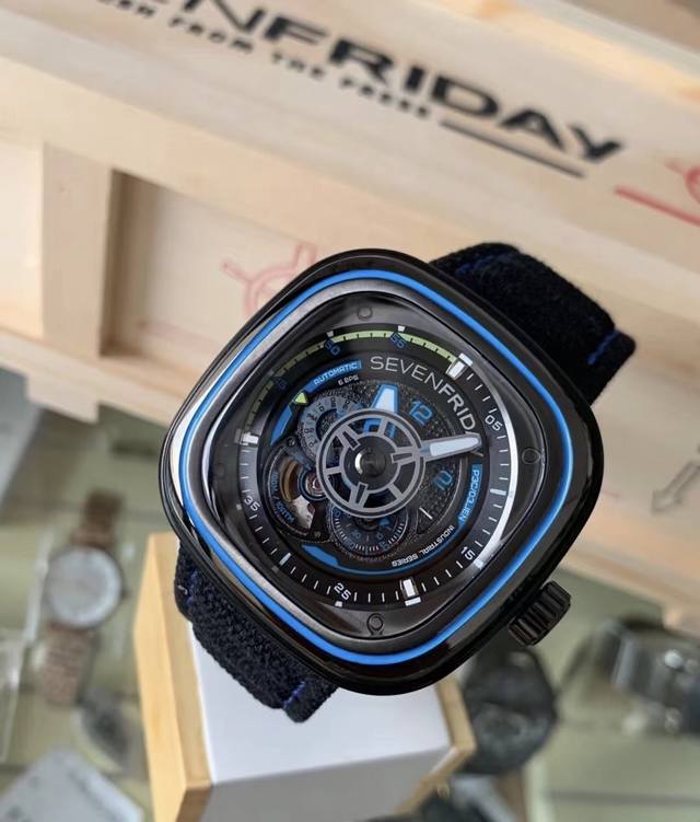 Sevenfriday 七个星期五，型号C 03，多层面盘设计，四层组成，阳光放射纹枪金属色面盘，表壳做工精致，由不锈钢抛光，独特的动态环设计，圈口蓝色涂漆，日