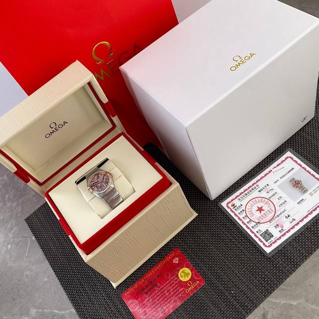批真钻款 。Omega 。新款欧米茄星座系列钻石石英女表,表盘直径27Mm ,瑞士石英机芯,蓝宝石防刮花玻璃,外盘镶嵌36颗天然钻石每一个表做一个真钻证书认准国 批真钻款 。Omega 。新款欧米茄星座系列钻石石英女表,表盘直径27Mm ,瑞士石英机芯,蓝宝石防刮花玻璃,外盘镶嵌36颗天然钻石每一个表做一个真钻证书认准国