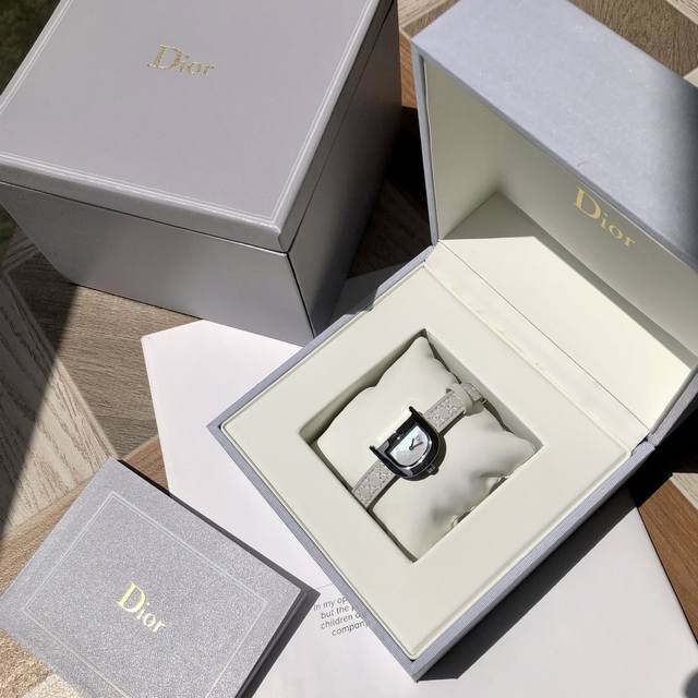 Let's get something substantial! A Dior watch I found at a Japanese secondhand s