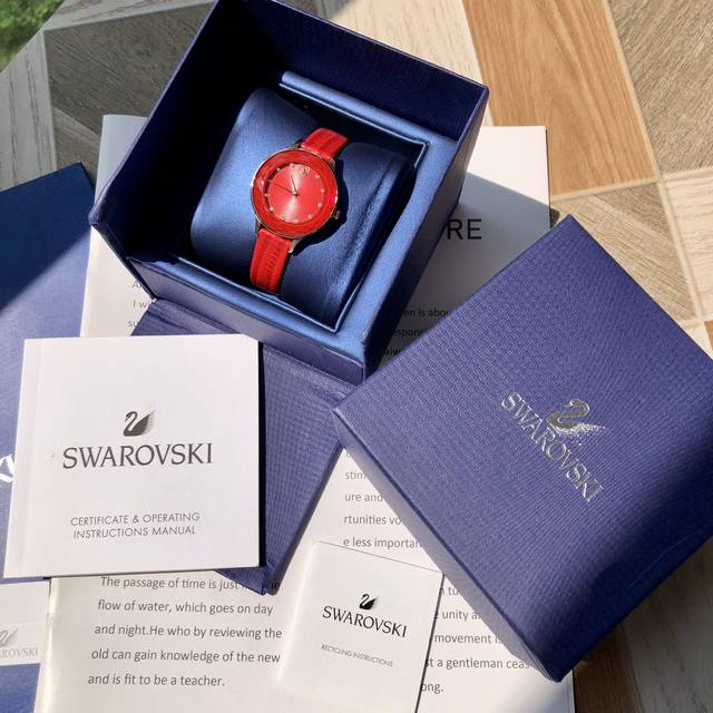 专柜最新款！Swarovski施华洛世奇Octea Nova系列石英腕表，表盘颜色青春靓丽，蜥蜴纹的意大利小牛皮表带，与太阳纹表盘颜色交相呼应，灵动跃然而出，展