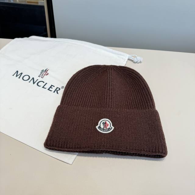 Moncler蒙口 品质高端大气毛线帽，超火爆质感很赞，出街超好搭配！时尚潮流！出门必备单品，男女同款快快入手哦！