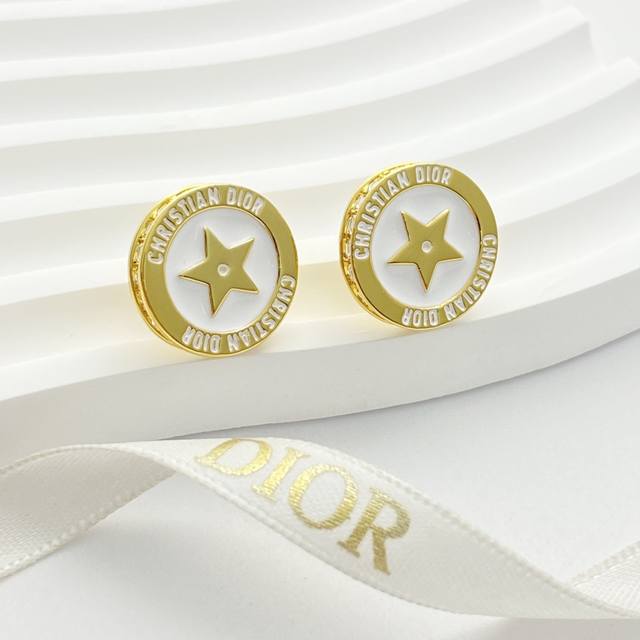 Dior耳钉热销款火爆上新 迪奥白金珐琅星星金属圆耳钉 一圈字母元素搭配金属，中间白珐琅搭配五角星，侧边一圈水钻点缀！ 上耳精致优雅，高级感拉满