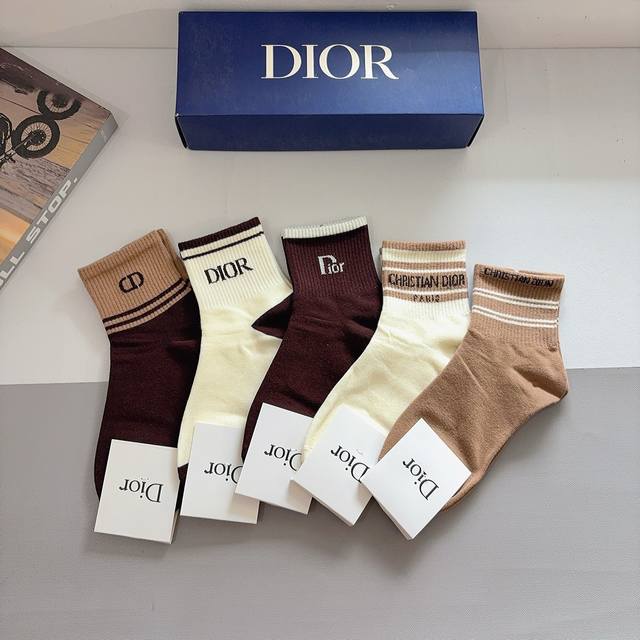配包装 一盒5双 Dior 迪奥 新款中筒袜子！纯棉面料，火爆Ｄ图案，专柜同步袜 大牌出街，潮人必备超好搭