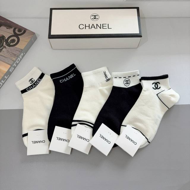 配包装 一盒5双 Chanel 香奈儿经典中袜子高版本纯棉材质柔软，秒杀市场普通货，经典的双C图案Logo，专柜同步袜子大牌出街，潮人必备，超好搭