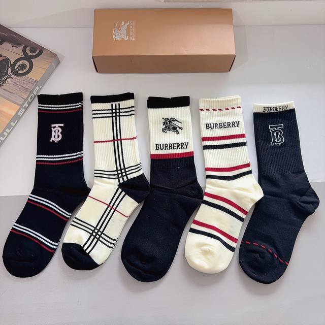 配包装 一盒5双 Burberry 巴宝莉 超火小单品男女通用长筒袜子，纯棉面料，潮人必备 经典款搭配潮流配色，个性时尚百搭款，你值得拥有哦