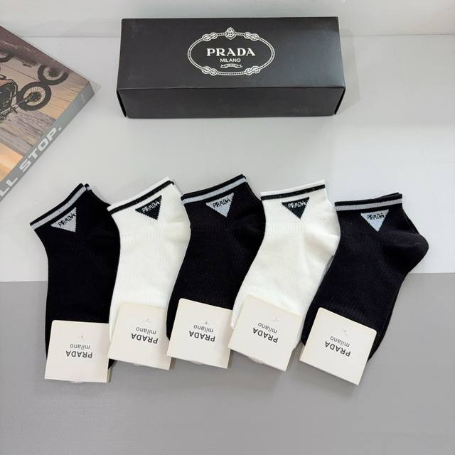 配包装 一盒5双 prada 普拉达 新款短筒袜子，纯棉面料，经典三角标Logo 个性时尚百搭款，你值得拥有哦