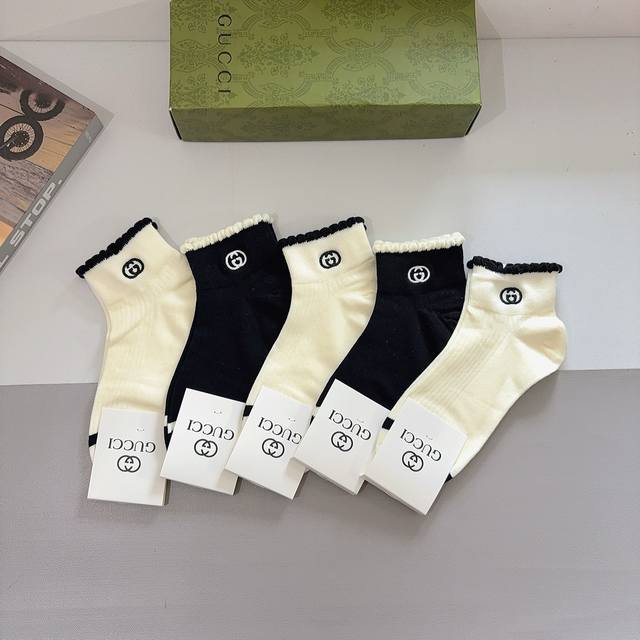 配包装 一盒5双 Gucci 古奇新款刺绣纯棉袜子 经典字母Logo船袜，个性时尚百搭款，！超柔软材质，舒适透气，时尚百搭款
