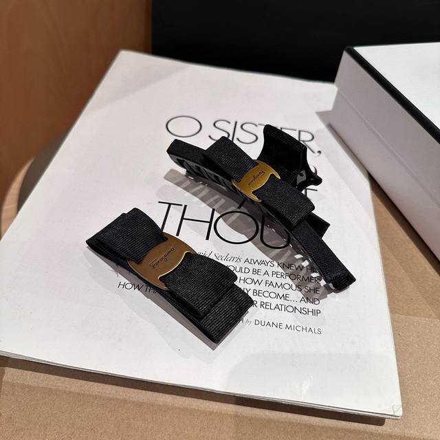 Comes with packaging box SF Ferragamo best-selling spring clip, super beautiful