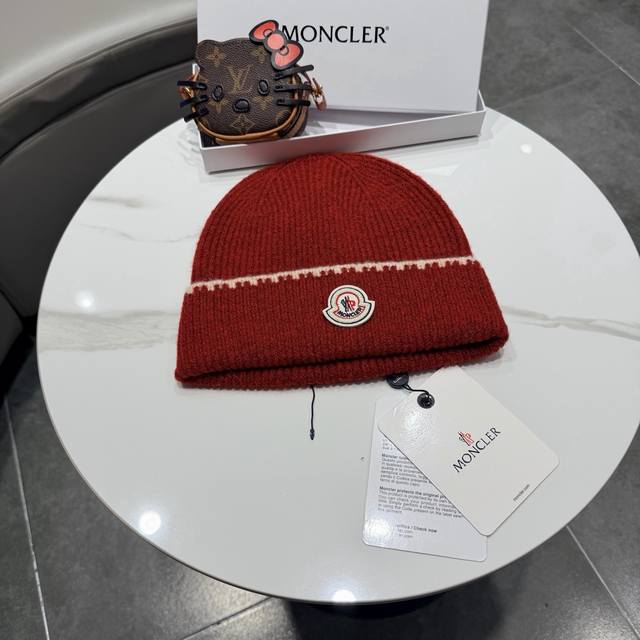 Moncler beanie, classic and versatile style