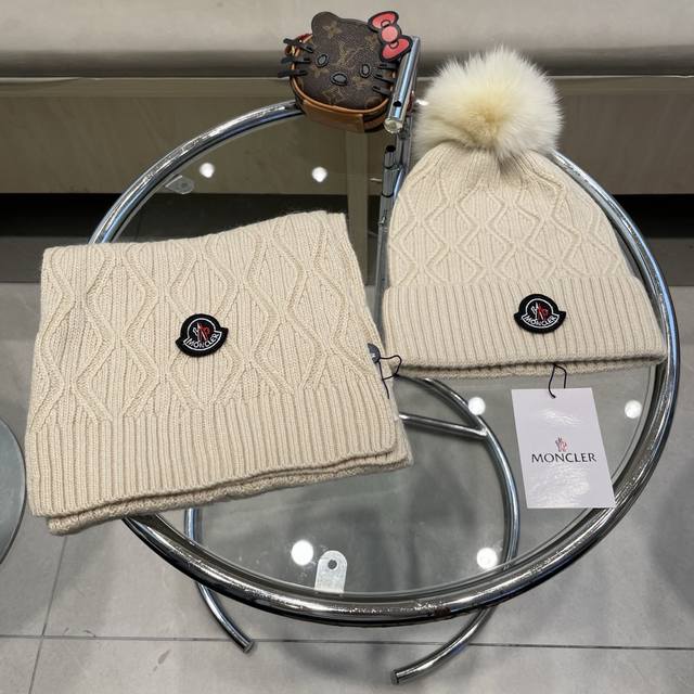 Moncler. Classic wool hat and hood set! Hat and scarf set! Featuring fox fur po