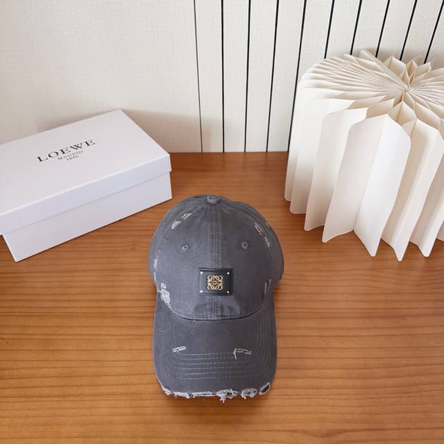 Loewe baseball cap, a stylish choice, perfect for all seasons with sun and wind