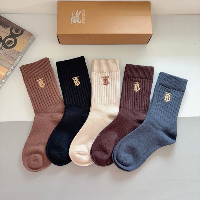 配包装 一盒5双 Burberry 巴宝莉 高版本羊绒刺绣长筒袜子潮人必不可少的时尚专柜代购长筒袜子 ，超好搭配