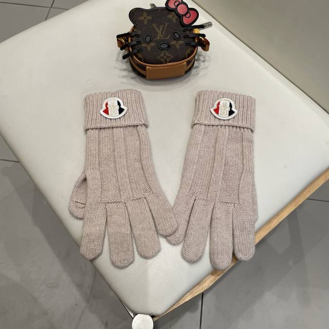 Moncler Autumn/Winter Wool Knit Gloves, Candy Solid Color Series. A hot trend t