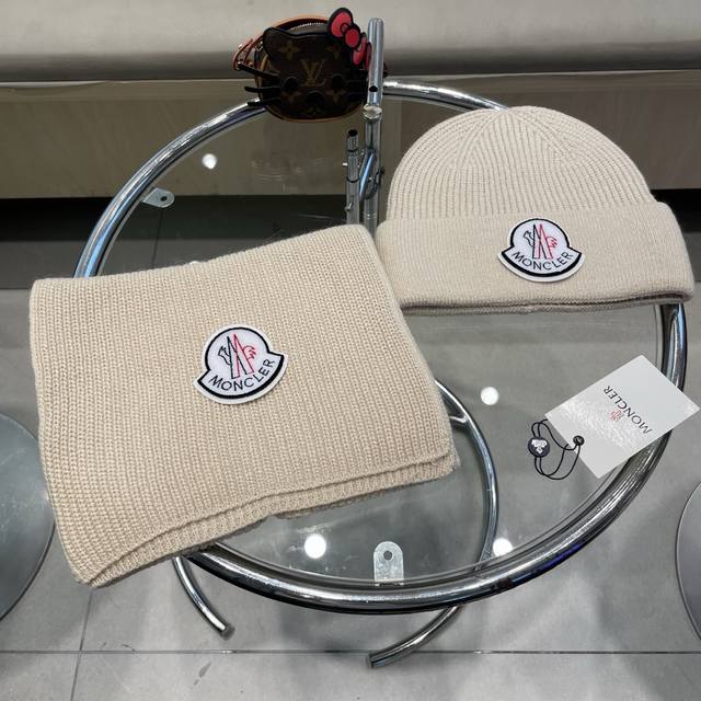 Moncler. Classic wool hat and hood set! Hat and scarf! Material: 70% wool, 30%