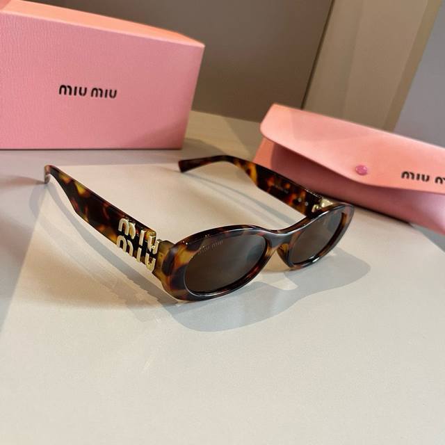 Miumiu cat-eye sunglasses, sweet, cool, and modern girls, look here! I'm totally