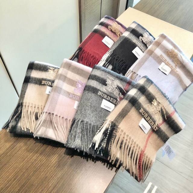 市场最高品质经典中经典 王牌口碑Burberry经典羊绒格子围巾专柜最新品相，目前专柜都换上了新标经典中的经典.全品相其他什么F货都弱爆了，真材实料纯羊绒这个出