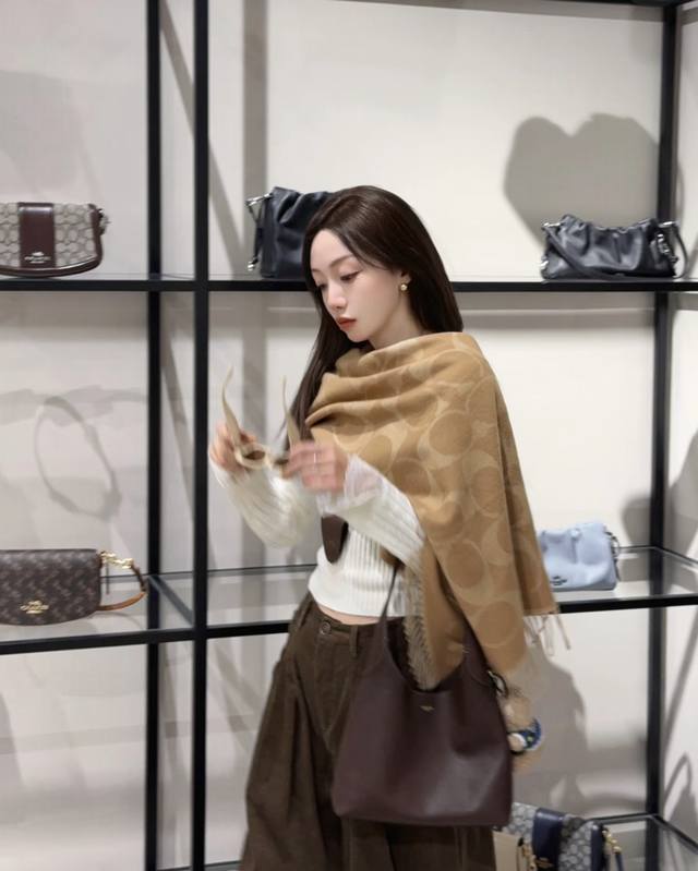 Coach's new 2025 collection is here! Coach's hottest item! These 6-color shawls Coach's new 2025 collection is here! Coach's hottest item! These 6-color shawls