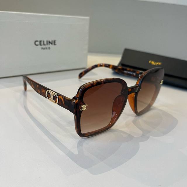 Celine赛琳 新款太阳镜 每到夏天,墨镜都会成为必备的饰品, 除了让我们紫外线的伤害,更多的是起到“修容”的作用! Celine赛琳 新款太阳镜 每到夏天,墨镜都会成为必备的饰品, 除了让我们紫外线的伤害,更多的是起到“修容”的作用!