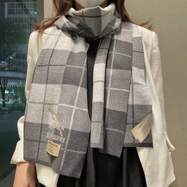 巴宝莉高端羊绒针织围巾！ 可正式，可随意，非常Classical的男款设计。这款织法比较难，又很费纱线，工艺难度非常大！！绝对是一条审美不过时的单品！随便围都会