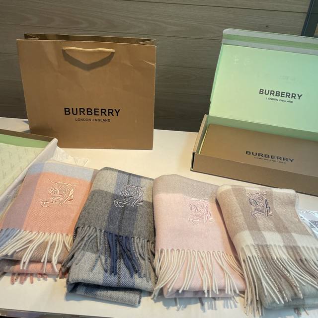 Burberry 巴宝莉双面围巾好看的要疯掉了，太有型太有魅力了非常斯文时尚的秋冬单品！真的很喜欢，非常Classical的男款设计100%羔绒，手感真的绝了上