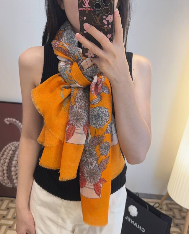 A luminous and shiny silver cashmere scarf, identical to those in boutiques. Tr