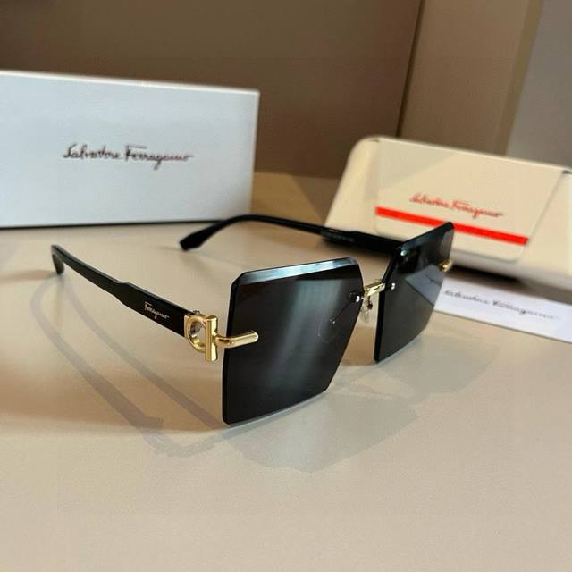 Ferragamo New European and American Style Unique Sunglasses Women's UV Protecti