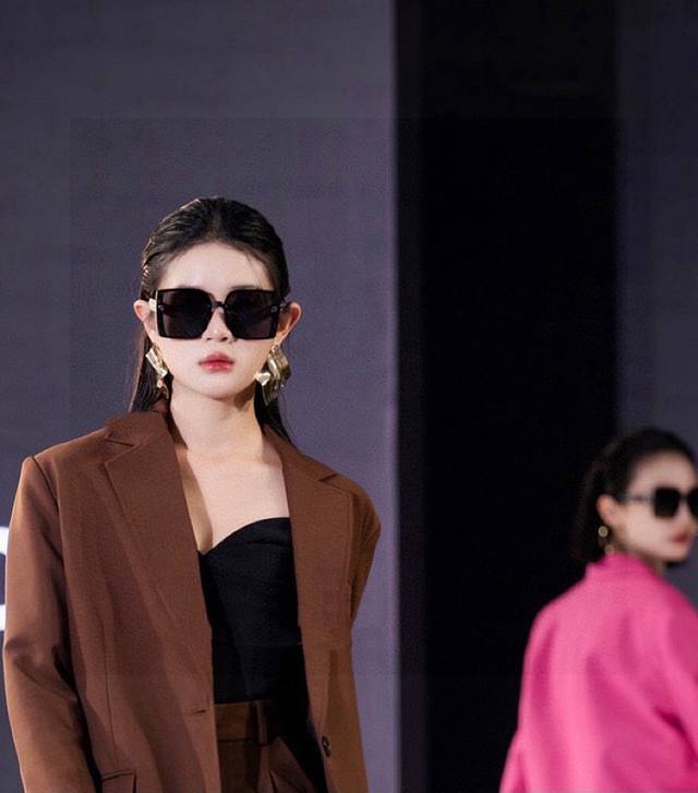 Dior-迪奥 2025开春新款 潮流爆款 时尚方框偏光太阳镜 高品质 佩戴舒适 网红潮款墨镜 型号:D5290 Dior-迪奥 2025开春新款 潮流爆款 时尚方框偏光太阳镜 高品质 佩戴舒适 网红潮款墨镜 型号:D5290