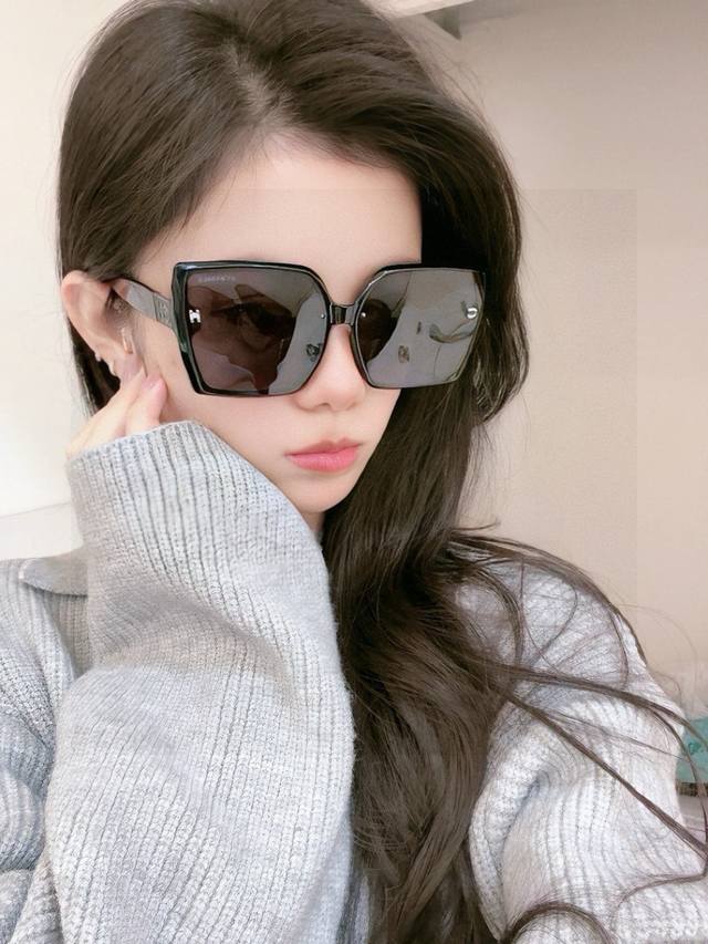 香奈儿 2025开春新款太阳镜 各路网红纷纷带起气场满分 俏皮甜美.上脸效果更佳.金属质感超好 型号:Ch1990 香奈儿 2025开春新款太阳镜 各路网红纷纷带起气场满分 俏皮甜美.上脸效果更佳.金属质感超好 型号:Ch1990