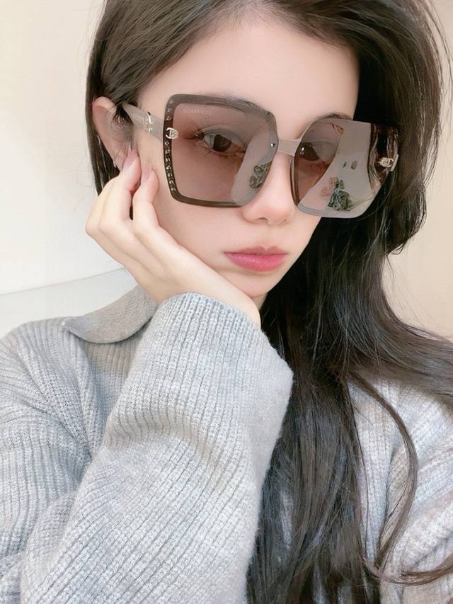 Chanel 香奈儿 2025新款潮流爆款 时尚方框太阳镜 佩戴舒适 网红潮款墨镜 女士高清加厚偏光太阳镜 高品质Tr镜框 型号Ch9990 Chanel 香奈儿 2025新款潮流爆款 时尚方框太阳镜 佩戴舒适 网红潮款墨镜 女士高清加厚偏光太阳镜 高品质Tr镜框 型号Ch9990