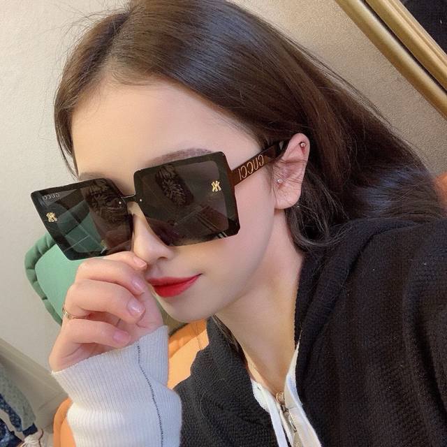 Tr偏光系列 Gucci联名系列限量版经典的方框设计，不挑脸型，无论搭配大衣还是连衣裙都非常显气质 偏光镜片预防紫外线 型号：G1188